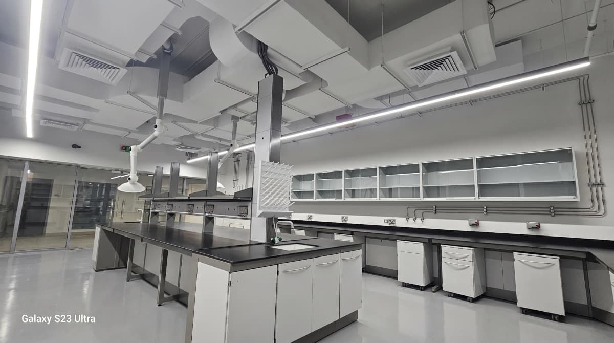 مشروع تجهيز مختبرات لشركة في قطاع النفط والغاز